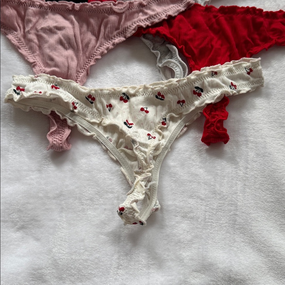 Ruffle Thong Bundle - Picture 2 of 3